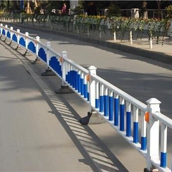 公路護(hù)欄道路隔離欄交通護(hù)欄供應(yīng)商