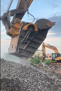 乌海挖机带破碎机头工地现场石材粉碎斗图片3