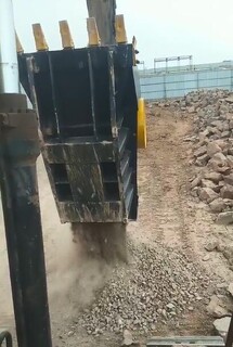 乌海挖机带破碎机头工地现场石材粉碎斗图片4