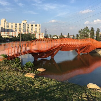 钢结构景观桥梁：公园景区内的一道亮丽风景线
