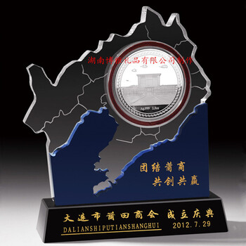 商會換屆紀(jì)念品商會年會禮品水晶鑲嵌紀(jì)念章定制紀(jì)念品
