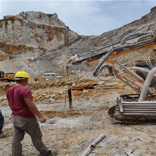 云南文山道路扩建拆除石头岩石劈裂棒缺点在哪