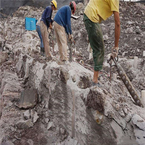 三门峡沟渠挖掘遇到硬石头岩石碎裂棒  资料