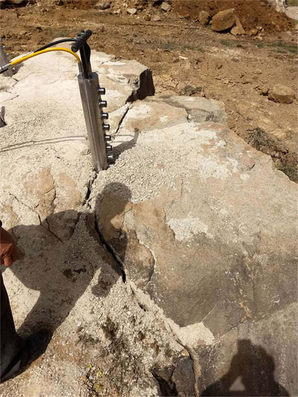 锦州岩石劈裂机路基开挖静态破石机