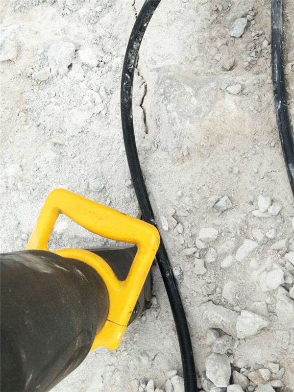 秦皇島公路擴建邊坡石頭破石劈裂棒