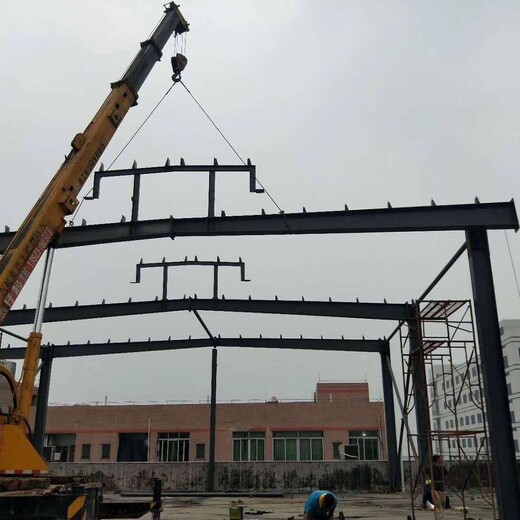 深圳龙岗钢构钢结构拱形棚安装价格_换铁瓦