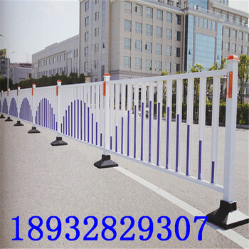 安平聚光絲網(wǎng)定制道路隔離欄市政公路隔離柵