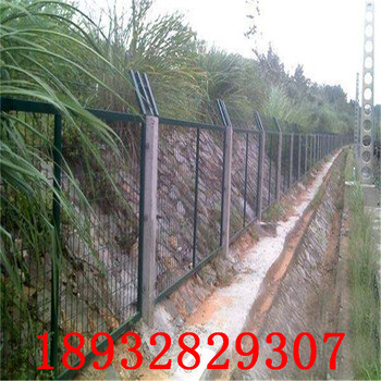 鐵路防護網--安平聚光絲網廠定制浸塑鐵路隔離柵欄
