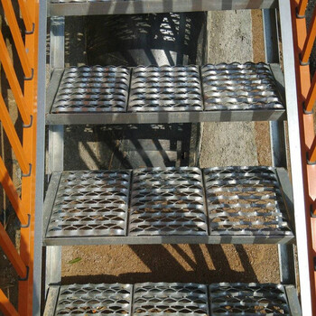 珠江冲孔网厂家供应冲孔防滑板起鼓防滑脚踏板不锈钢冲孔安全防护板