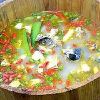 抓一条淡水鱼放木桶里面烹饪出来的一种菜系