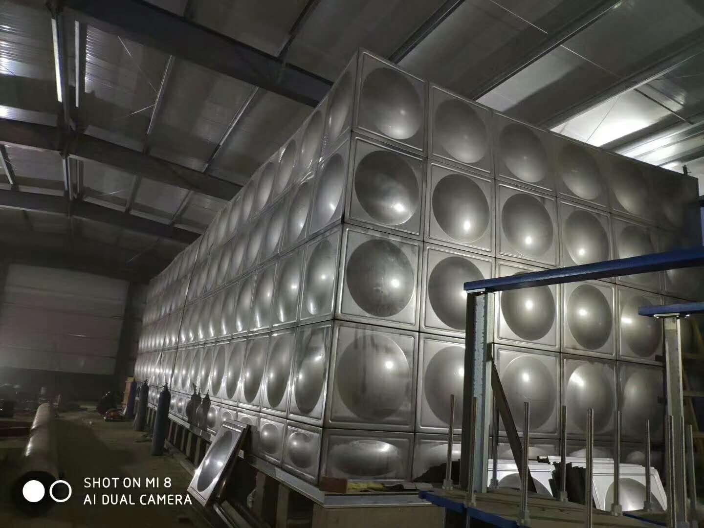 中：卢龙空气能保温水箱产品图片