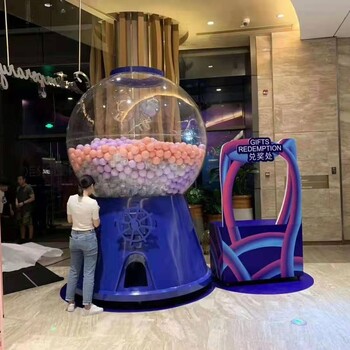 南京5米巨型扭蛋機(jī)安裝完畢