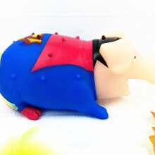 义乌泓智搪胶玩具批发加工定制减压发泄绝望发声海盗超人衣服惨叫猪图片