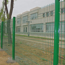 三角折弯护拦网如何从优选择桃型柱护栏网结构组成小区护栏网选择图片