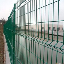 三角折弯护栏网桃型柱护栏网小区防护网图片
