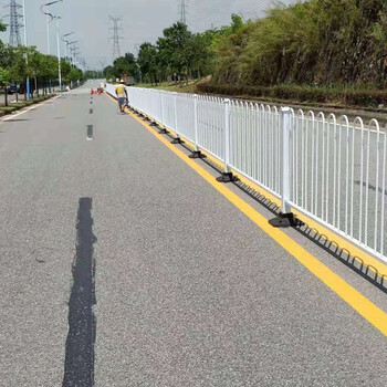 道路交通栏杆产品路侧隔离栅栏惠州市政护栏厂家