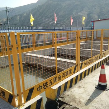 太原施工電梯安全門(mén)太原電梯井口護(hù)欄