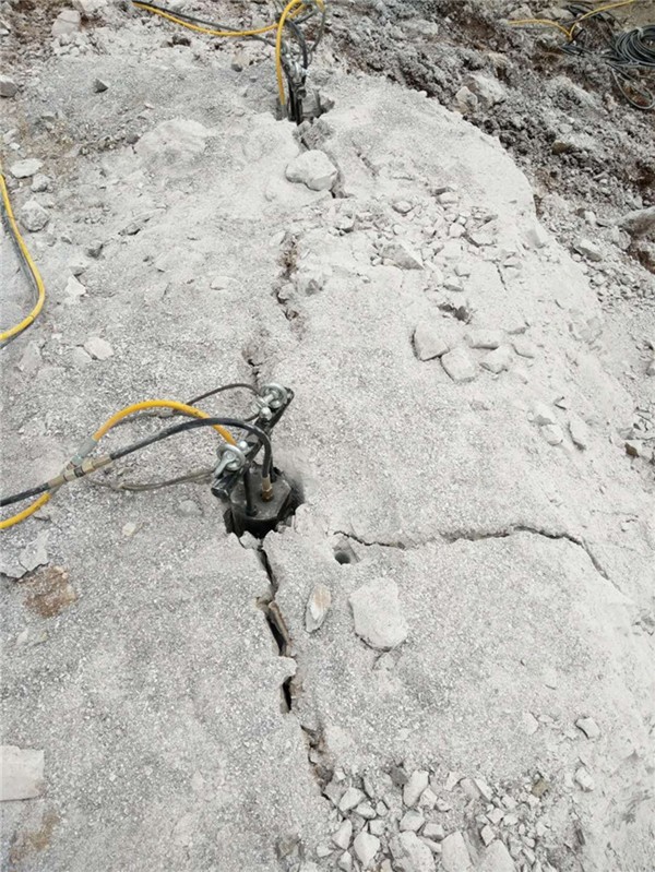 江蘇連云港城市公路擴建石頭靜態(tài)開采設備巖石破裂機實力廠家