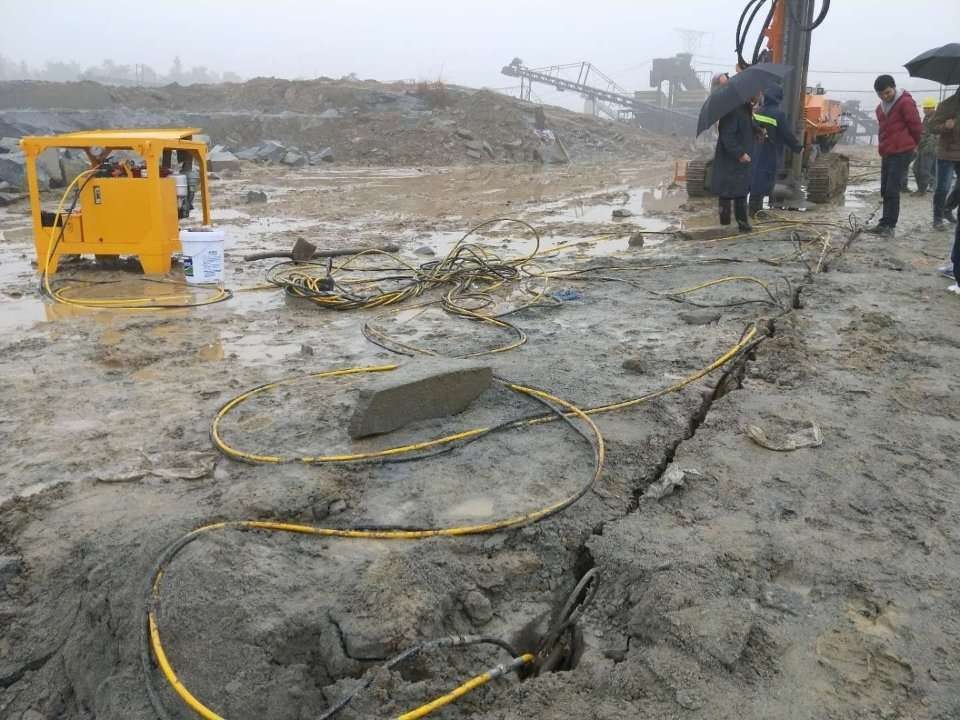 湖南長沙石頭太硬打不動巖石開采設備大型劈裂機型號