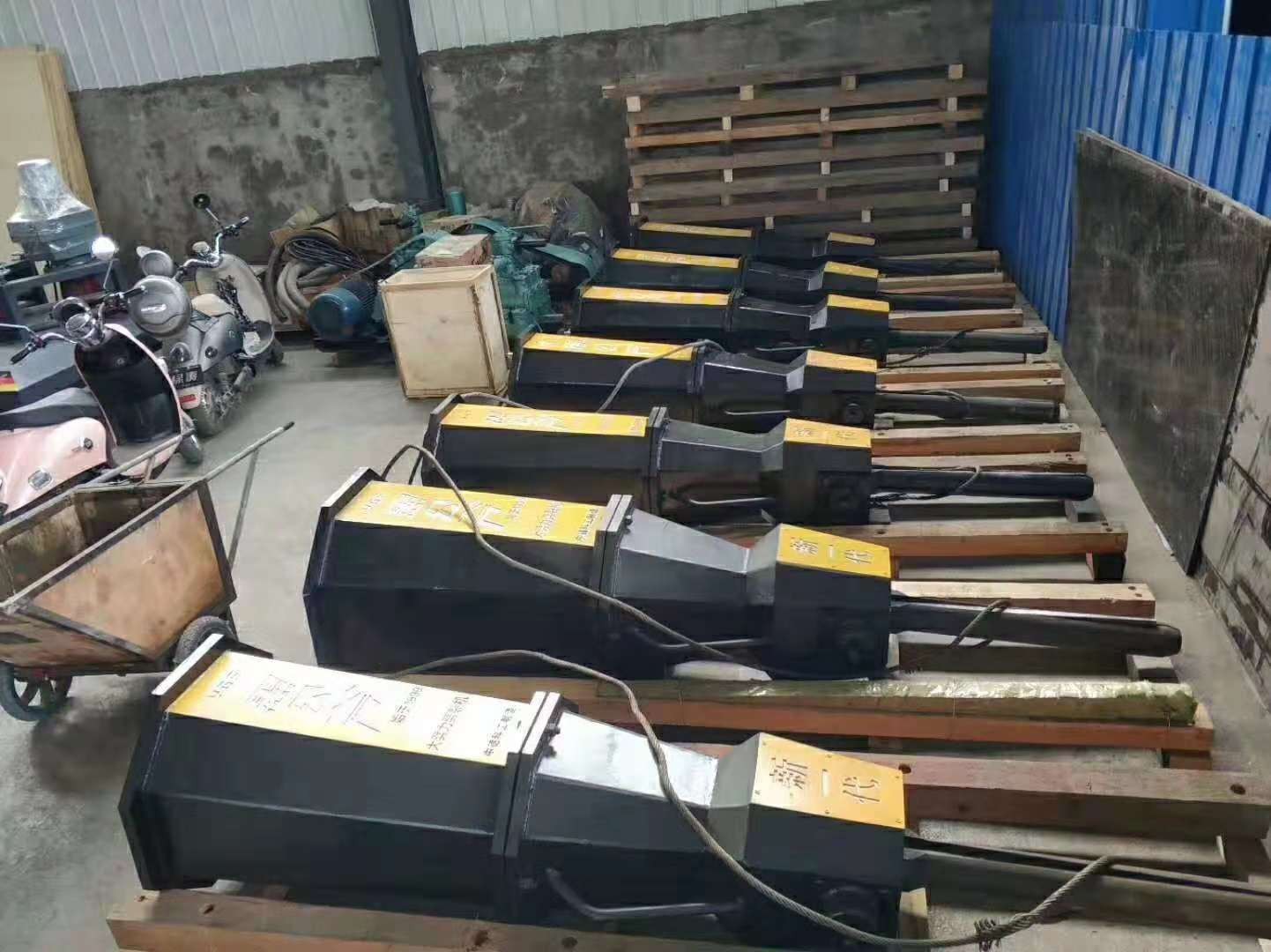 江蘇連云港城市公路擴建石頭靜態(tài)開采設備巖石破裂機實力廠家
