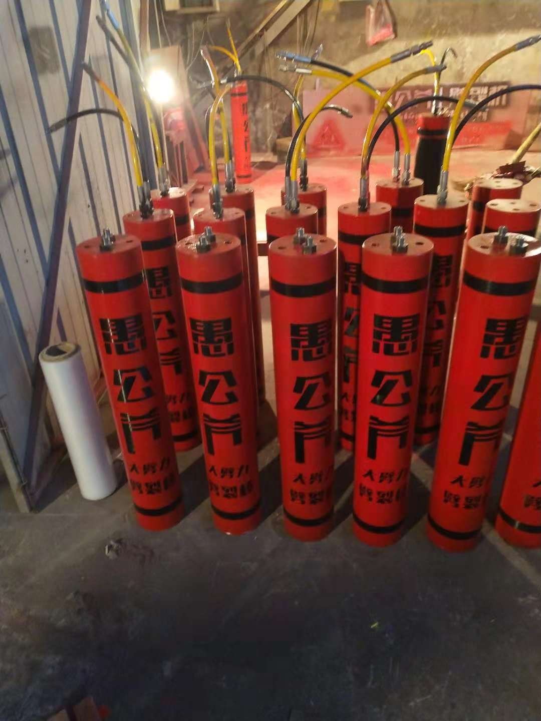 寧夏中衛(wèi)可以代替放炮開采石頭的設(shè)備巖石破裂機可靠