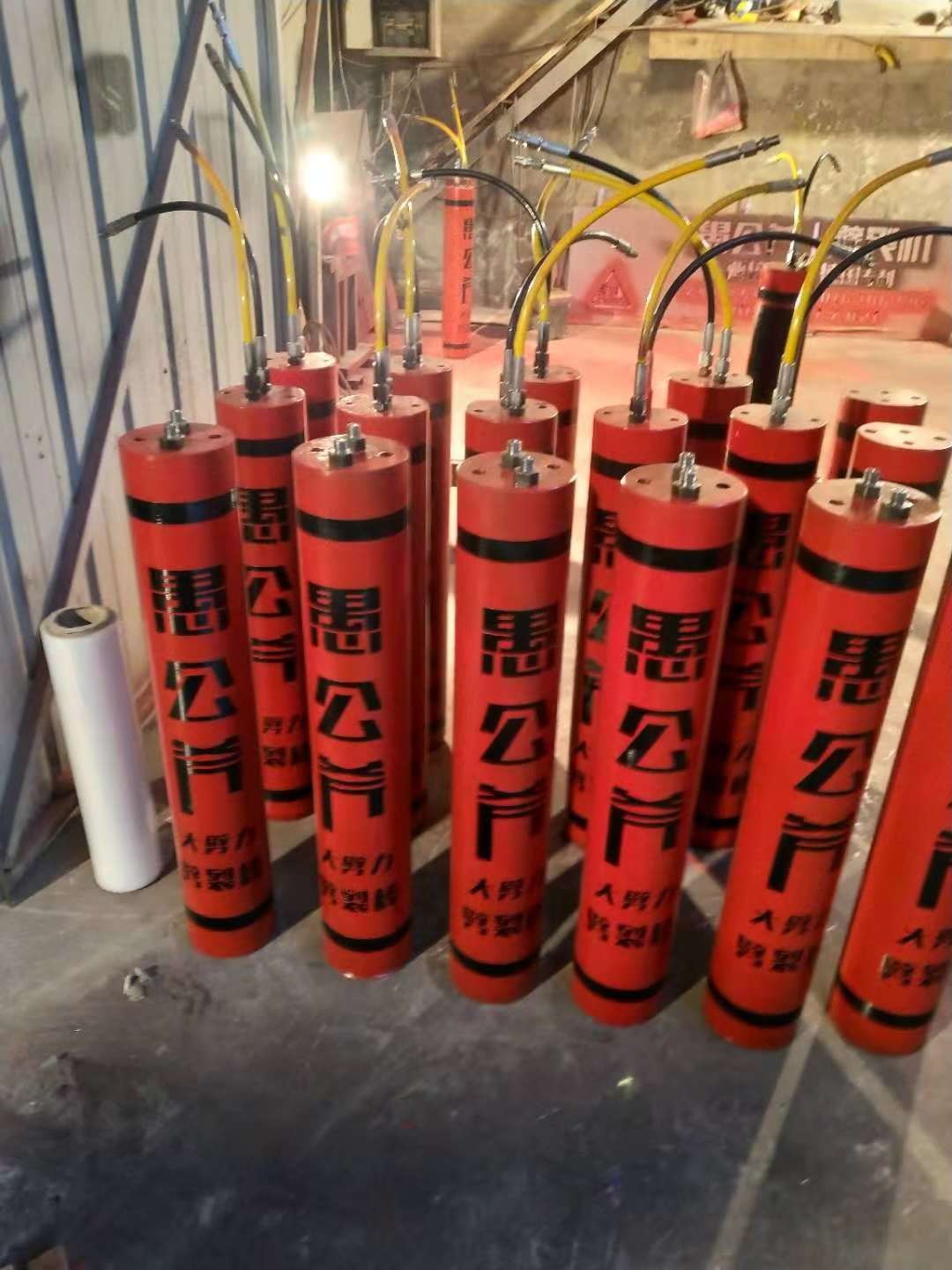 寧夏中衛(wèi)可以代替放炮開采石頭的設(shè)備巖石破裂機可靠