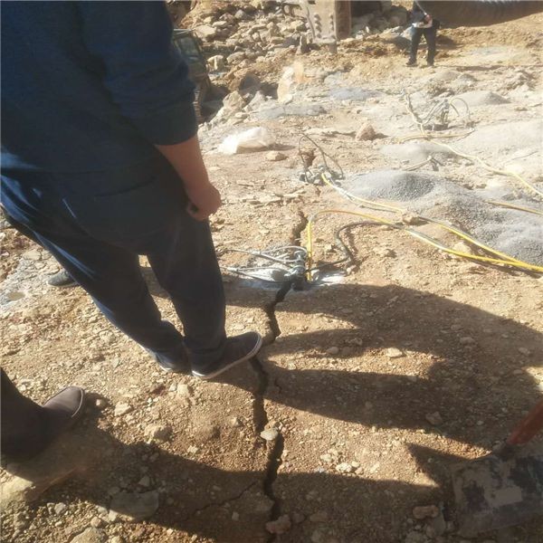 江蘇連云港城市公路擴建石頭靜態(tài)開采設備巖石破裂機實力廠家