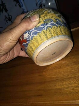 斗彩海水瑞獸紋天字蓋罐明代