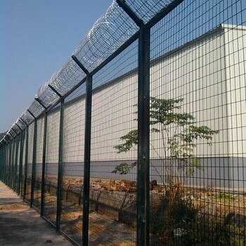 监狱护栏网厂家--林瑞Y型安全防御护网V型支架立柱刺丝隔离栅
