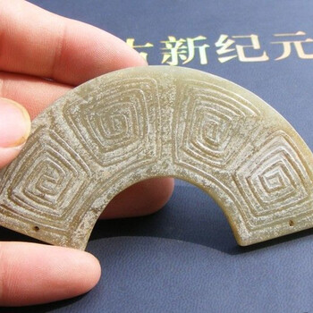 青玉龍紋玉璜近期拍賣行情