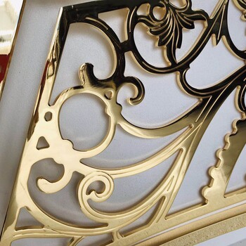 新型定制别墅大堂装饰不锈钢激光切割镂空花型金色楼梯护栏
