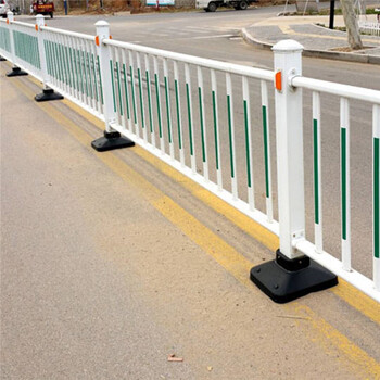 廠家加工生產(chǎn)市政護(hù)欄道路防撞欄焊接噴塑護(hù)欄可定制