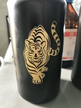 中航北工厂家直销酒坛雕刻机酒包装激光雕刻机酒坛竹筒刻字机Q6090图片