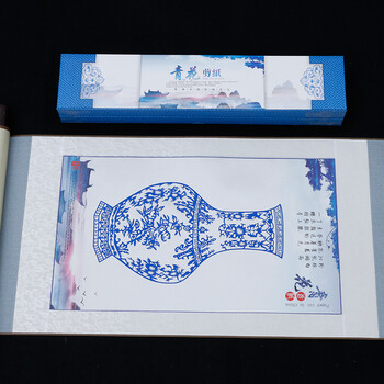 中国青花剪纸丝绸卷轴画