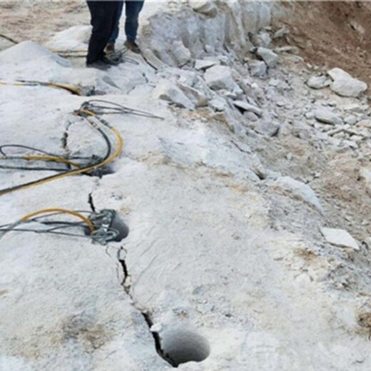 新疆克拉玛依土石方开采用岩石劈裂机使用