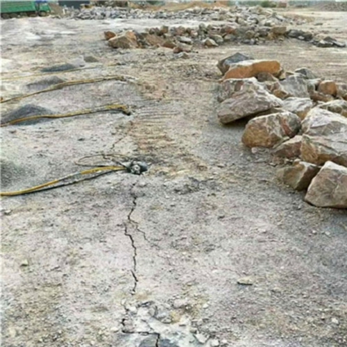湖北武汉顶管开挖岩石开裂机人工打石头效果