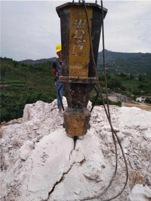 克拉玛依土石方开采用岩石劈裂机使用