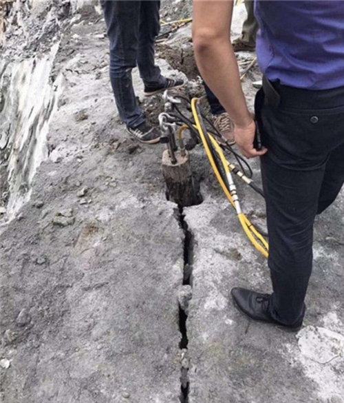 信阳平桥硬石静态拆除大型机载劈裂机效果好