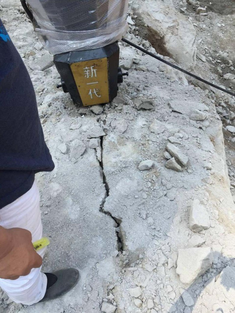 崇左龙州县用来破开岩石的岩石劈裂机视频