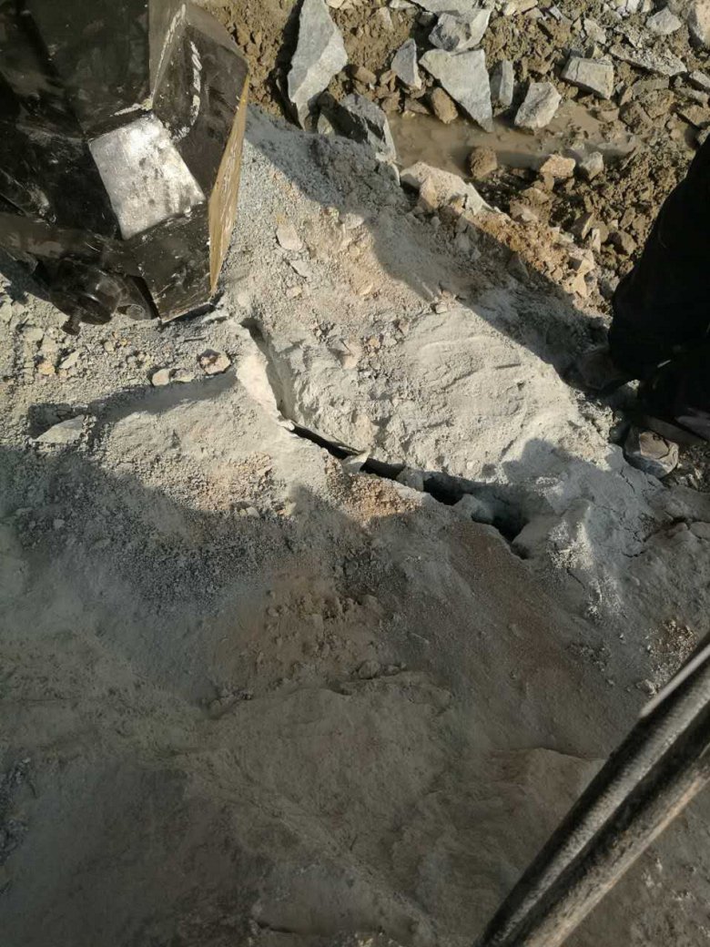 湖北鄂州基坑不让放炮柱塞式大劈裂柱现场