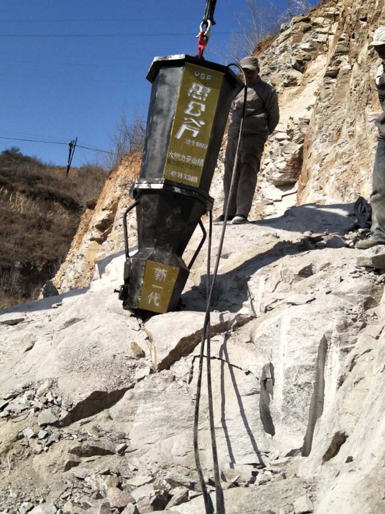 广西壮族自治贺州开挖岩石机现场