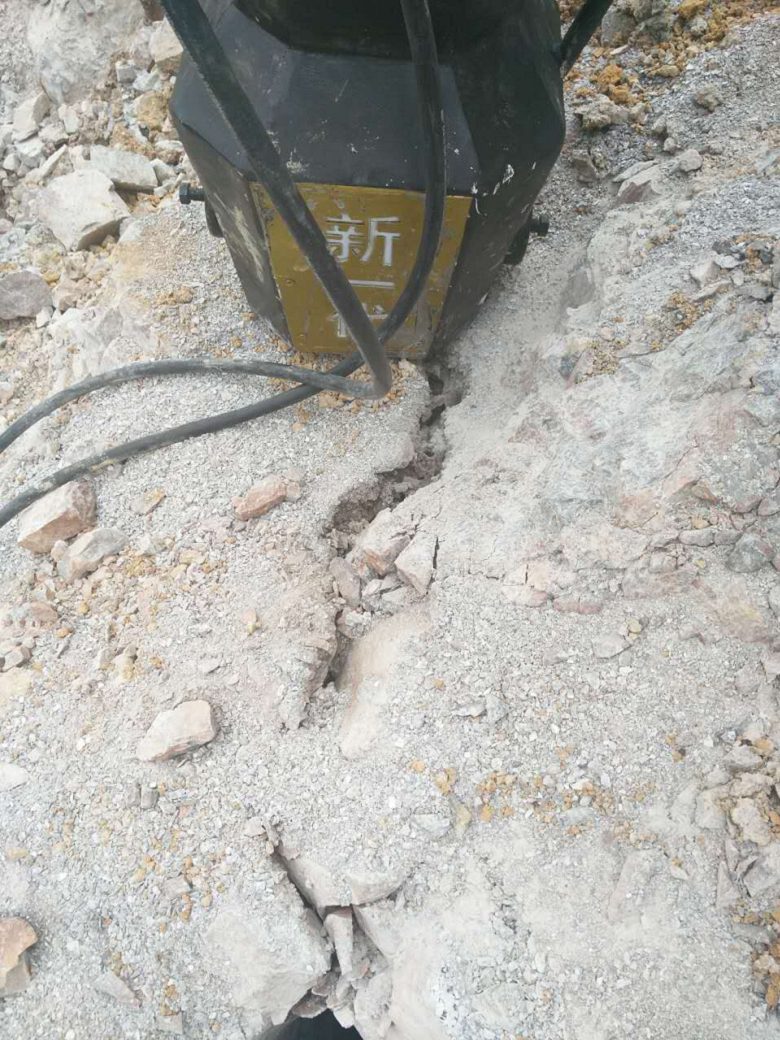 玉林容县石料厂开采用岩石劈裂机现场视频
