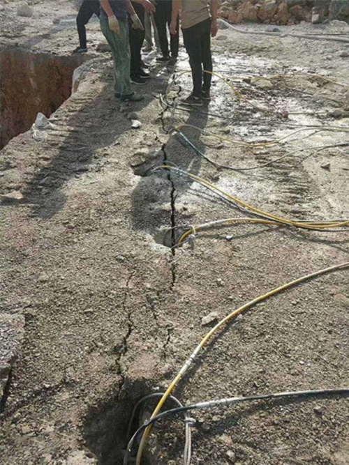 云南昆明石料场开采岩石静态爆破设备碎石棒哪家