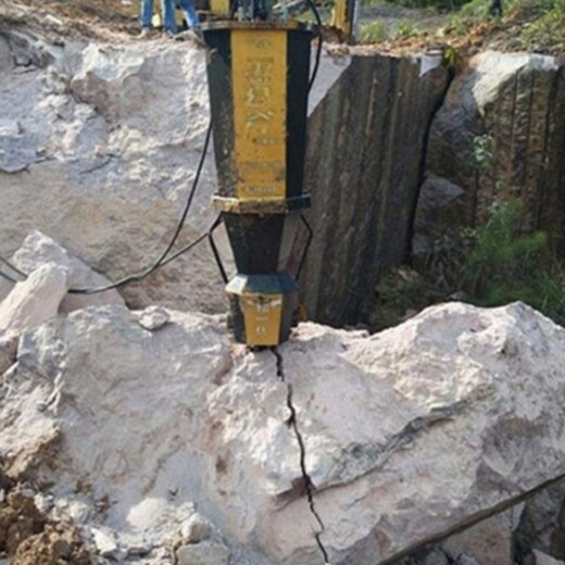 山东菏泽岩石挖掘机打的慢又不让爆破用什么设备制造厂家