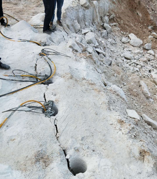 江西宜春开采石料场岩石静态爆破设备采石棒电话