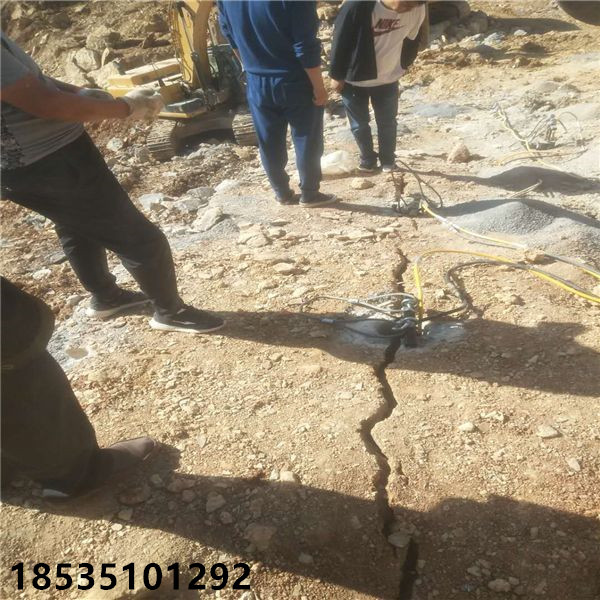 江苏盐城大块石材分解工具矿山岩石劈裂机现场