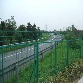 公路護(hù)欄多錢一米-公路邊的鐵絲網(wǎng)叫啥-公路隔離護(hù)欄網(wǎng)