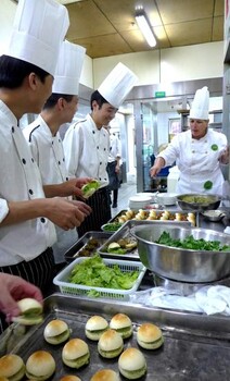 出国劳务新西兰水电工油漆工电焊工包食宿月薪3万远境协派推荐