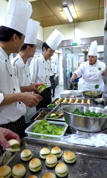 出国劳务瑞士湘菜鲁菜厨师大公司月薪3万远境梁总