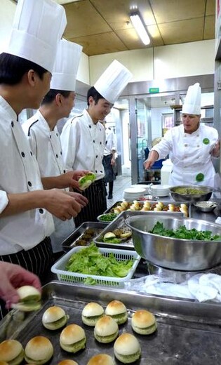 出国劳劳务护工保姆中餐厨师保安月薪3.5万赣州